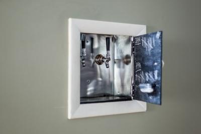 Man laat bier door woonkamer stromen